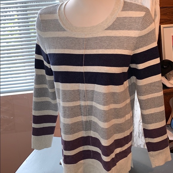 Sweater ,stitching that goes up front middle&back - Picture 1 of 9